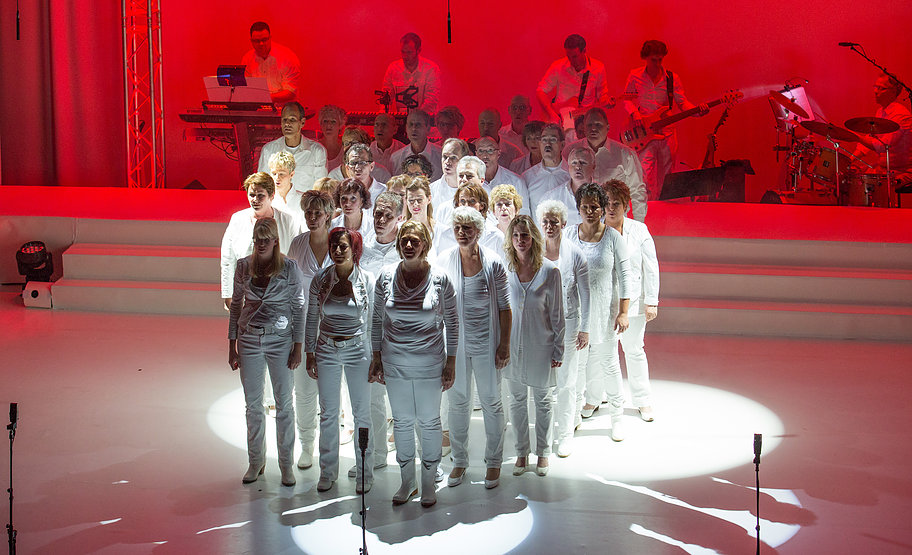 Show Made in holland; groepje staat in een punt op het podium te zingen